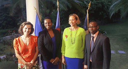 Representante de Haití en el IIN es condecorada por el Gobierno de Francia